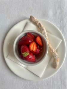 Recipe for Vanilla pots de crème with strawberries and espresso caramel
